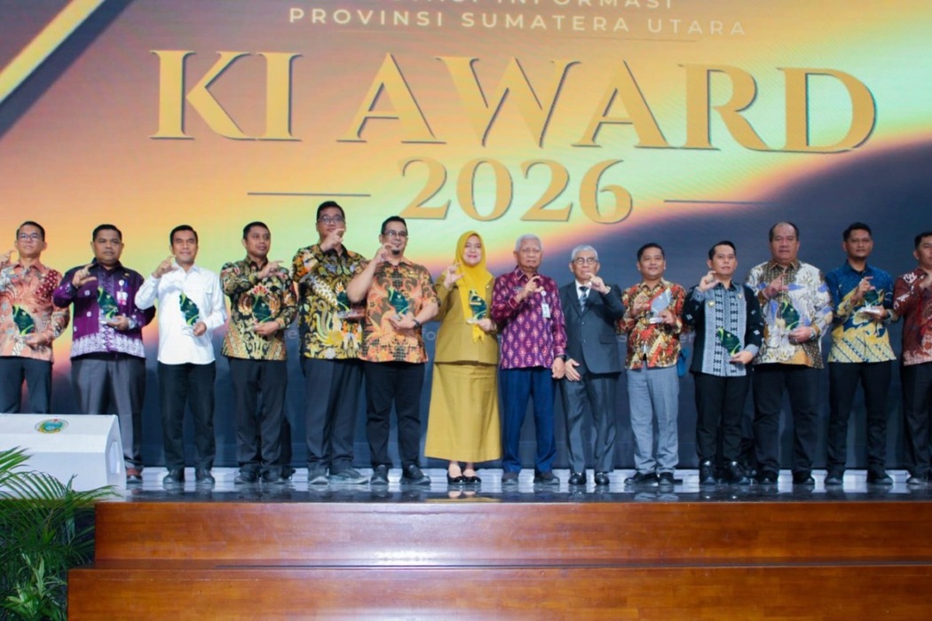 Perwakilan Pemko Tebingtinggi bersama sejumlah kepala daerah dan perwakilan badan publik berfoto bersama usai menerima penghargaan pada ajang KI Sumut Award 2026 di Aula Raja Inal, Kantor Gubernur Sumatera Utara, Medan, Selasa (20/10). Pemko Tebingtinggi berhasil meraih predikat Informatif dalam keterbukaan informasi publik.//Azan purba / sumutpos.