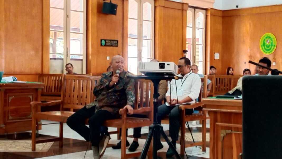 Bupati Langkat nonaktif, Syah Afandin alias Ondim, menjadi saksi dalam perkara dugaan suap proyek di Pengadilan Tipikor Medan, Kamis (22/10). (Gusman/Sumut Pos).