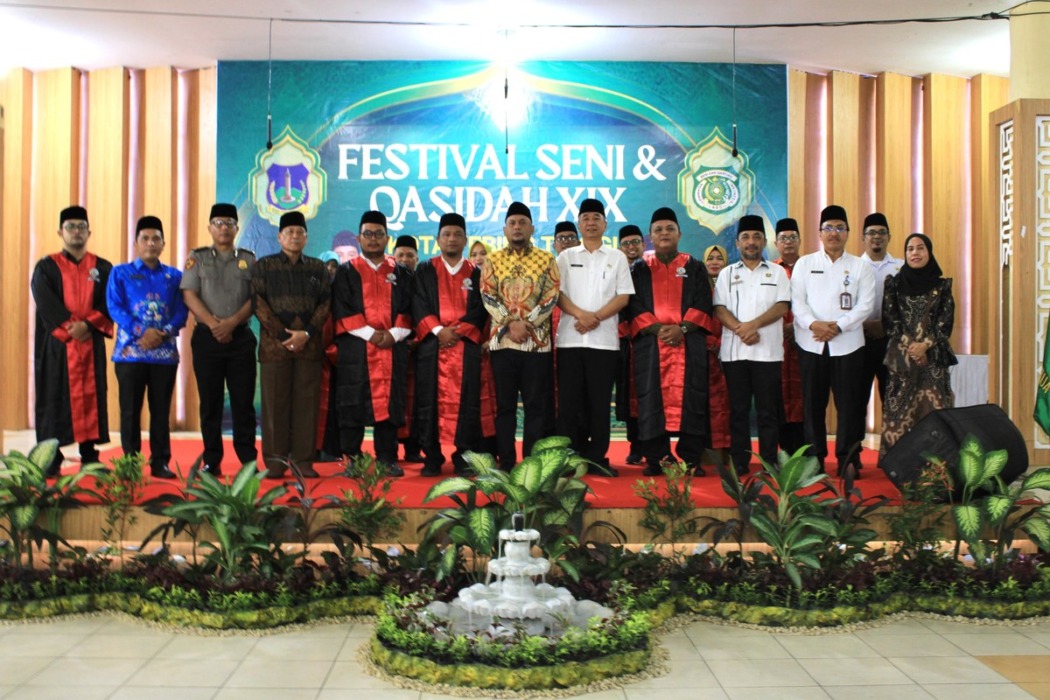 BERSAMA: Sekda Tebingtinggi Erwin Suheri Damanik bersama unsur Forkopimda, panitia, dan tamu undangan berfoto bersama usai pembukaan Festival Seni Qasidah XIX Tingkat Kota Tebingtinggi Tahun 2026 di Gedung Hj Sawiyah, Rabu (21/10).