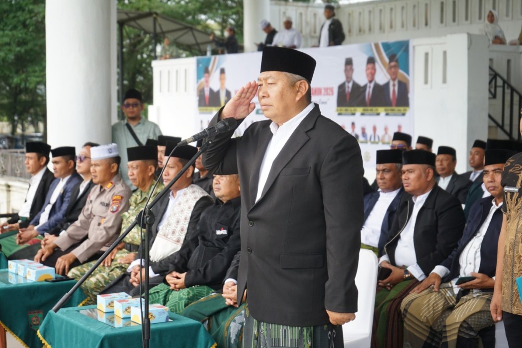 Sekda Asahan Drs Zainal Aripin Sinaga MH saat memimpin Upacara Hari Santri Nasional 2026 di Alunalun Kota Kisaran, Kamis (22/10).