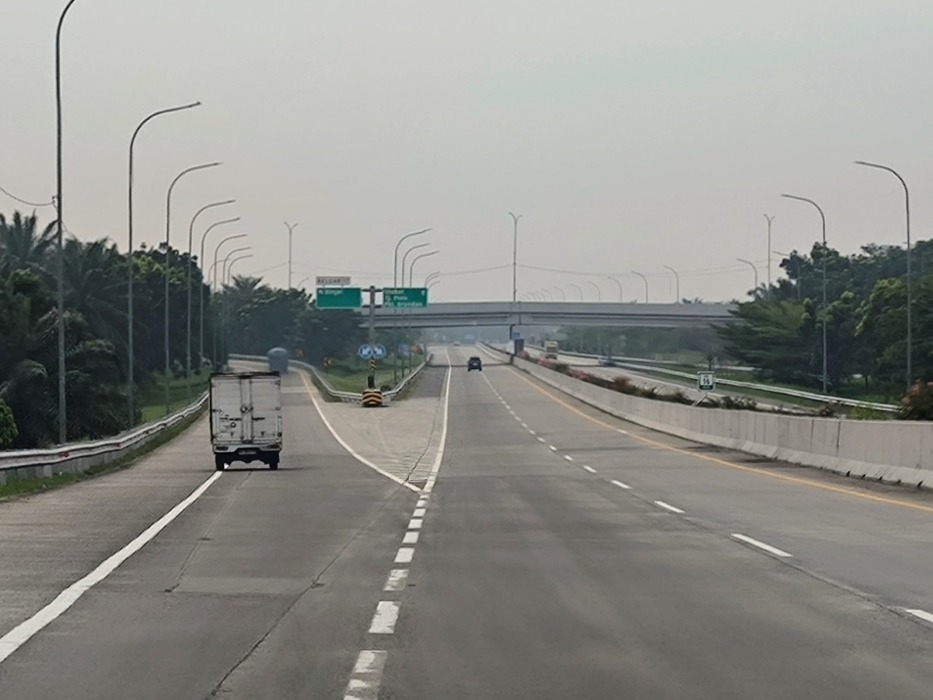 Kabut asap kembali menyelimuti ruas tol di Kota Binjai. (Teddy Akbari/Sumut Pos).