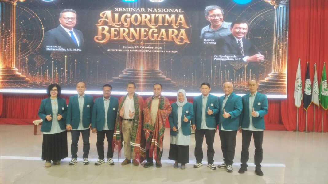 Rektor Unimed Prof Dr Baharuddin ST MPd dan lainnya dibadikan bersama Anggota Dewan Pertimbangan Presiden (Wantimpres) Rocky Gerung dan Plt Deputi IV Badan Komunikasi Pemerintah (Bakom) RI Hariqo Wibawa Satria di sela Seminar Nasional Algoritma Bernegara di Gedung Auditorium Unimed, Medan, Jumat (23/10).