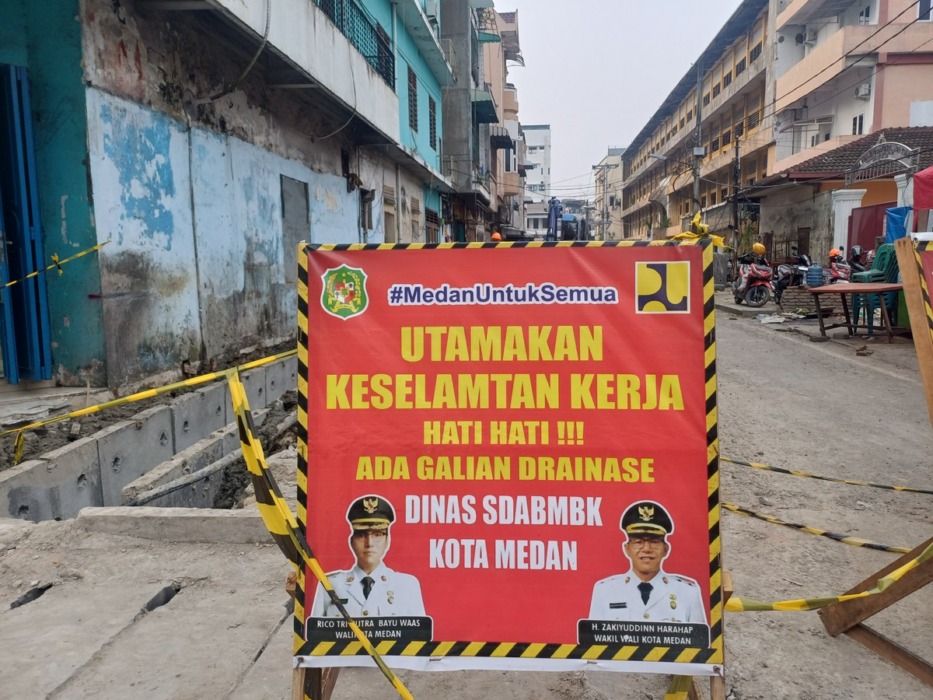 Dinas SDABMBK Kota Medan melakukan pembangunan drainase di Jalan Pagaruyung. (Markus Pasaribu/Sumut Pos).