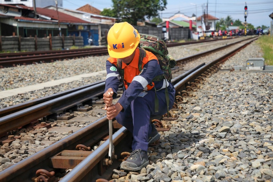 Petugas Pemeriksa Jalur (PPJ) melakukan pemeriksaan rutin dengan berjalan kaki pada lintas Medan–Bandar Khalipah sepanjang 9,6 kilometer. (Dok : PT. KAI Divre I Sumut).
