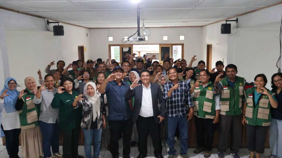Wabup Dairi Wahyu Daniel Sagala foto bersama Direktur Tanaman Semusim dan Tahunan Direktorat Jenderal Perkebunan Kementerian Pertanian Abdul Roni Angkat dan lainnya, saat diskusi bersama PPL di Aula Distan Dairi, Sabtu (24/10).