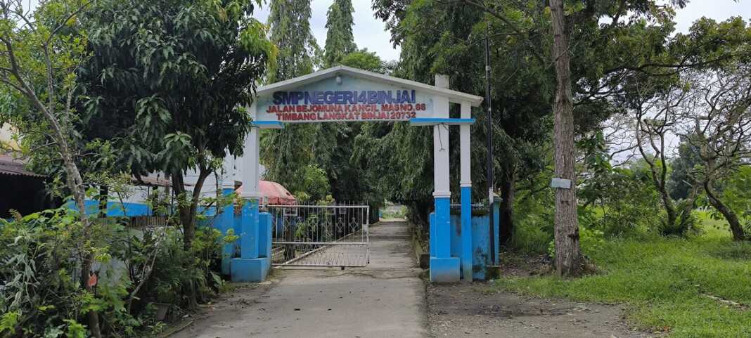 Gerbang SMP Negeri 4 Binjai. Di sekolah ini 100 Unit laptop diduga raib.