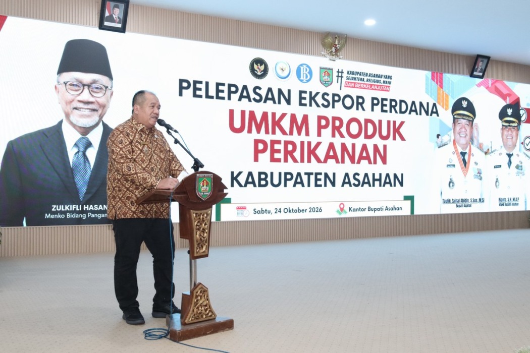 Bupati Asahan Taufik Zainal Abidin SSos MSi pada acara pelepasan ekspor perdana produk UMKM ke Thailand di Aula Melati Kantor Bupati Asahan, Sabtu (24/10), t.