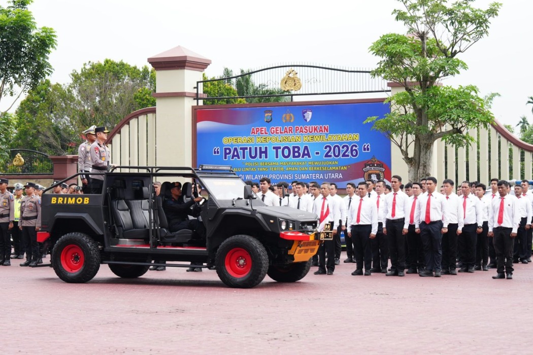 Kapolda Sumut Irjen Pol Sonny Irawan saat memimpin Apel Gelar Pasukan Operasi Kepolisian Kewilayahan Patuh Toba 2026, di Lapangan KS Tubun Mapolda Sumut, Senin (26/10). Istimewa/Sumut Pos.
