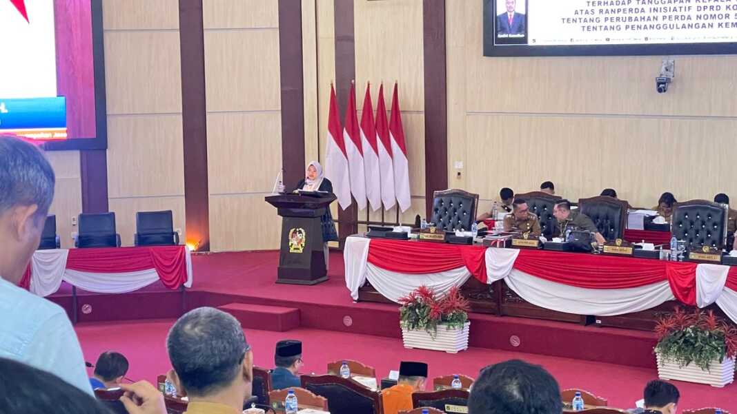 Tia Ayu Anggraini saat membacakan pemandangan umum Fraksi Gerindra dalam rapat paripurna DPRD Medan, Senin (26/10/2026).
