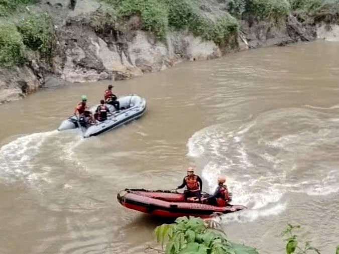 Tim SAR saat melakukan pencarian korban Andika Pratama yang diduga terseret arus saat latihan renang di aliran Sungai Begumit, Lingkungan X Paya Jambu, Kampung Karo, Kelurahan Pekanselesai, Kecamatan Selesai, Langkat.