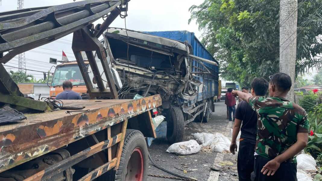 Kedua kendaraan yang terlibat laka-lantas saat dievakuasi mobil derek di Jalinsum Kawasan Desa Perdamean Kecamatan Tanjungmorawa Kabupaten Deliserdang, Senin (26/10).