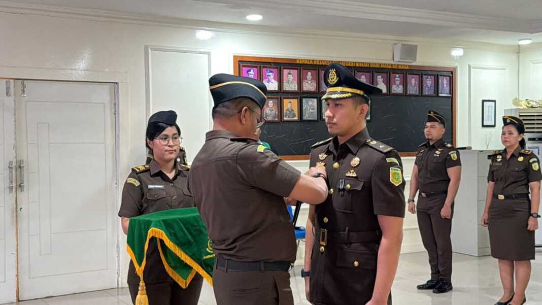 Baron Sidik saat dilantik sebagai Kasubbag Bin Kejari Binjai.(Intelijen Kejari Binjai/Sumut Pos).