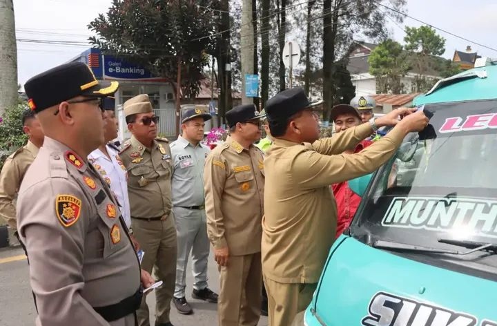 PATUH TOBA: Kapolres dan Bupati Karo turun ke jalan untuk mengedukasi pengedara