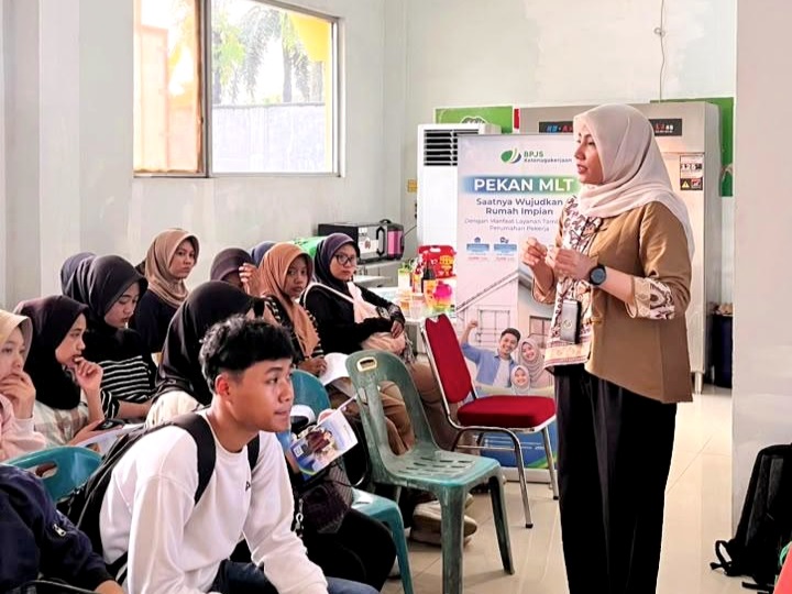 Perwakilan BPJS Ketenagakerjaan Binjai saat sosialisasi Pekan Manfaat Layanan Tambahan Perumahan kepada pekerja.