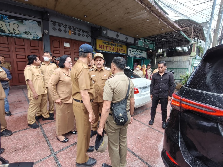Wali Kota Tebingtinggi Iman Irdian Saragih bersama sejumlah kepala OPD meninjau kawasan Jalan Sutomo untuk membahas rencana rekayasa lalu lintas dan penataan pedagang kaki lima (PKL) di pusat Kota Tebingtinggi, Selasa (27/10/2026). //Azan Purba/ sumutpos.