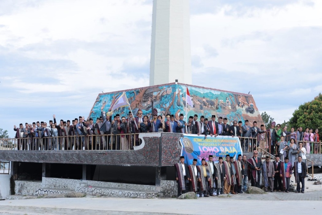 BERSAMA: Pengurus DPP Parsadaan Pomparan Loho Raja se-Indonesia dan se-Dunia di pelataran Tugu Makam Raja Silahi Sabungan, Silalahi Nabolak, Kabupaten Dairi. (Dok Panitia).