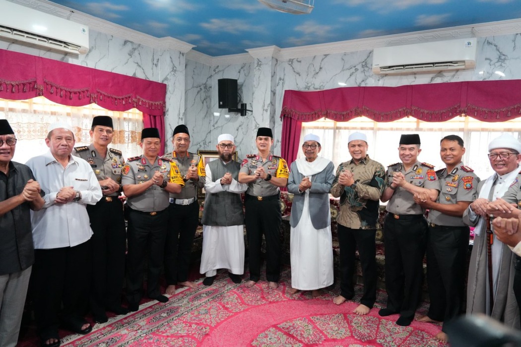 Kapolda Sumut Irjen Pol Sonny Irawan silaturrahmi bersama Pimpinan Pondok Pesantren Al-Kautsar Al-Akbar, Buya Syekh Ali Akbar Marbun, di kediamannya, Jalan Pelajar Ujung, Medan, Rabu (28/10). DOK: Polda Sumut.