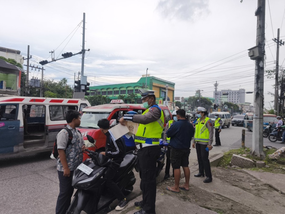 Polisi saat gelar razia dalam Operasi Patuh Toba 2026 di Simpang Indogrosir, Jalan Sisingamangaraja, Medan Amplas, Rabu (28/10).