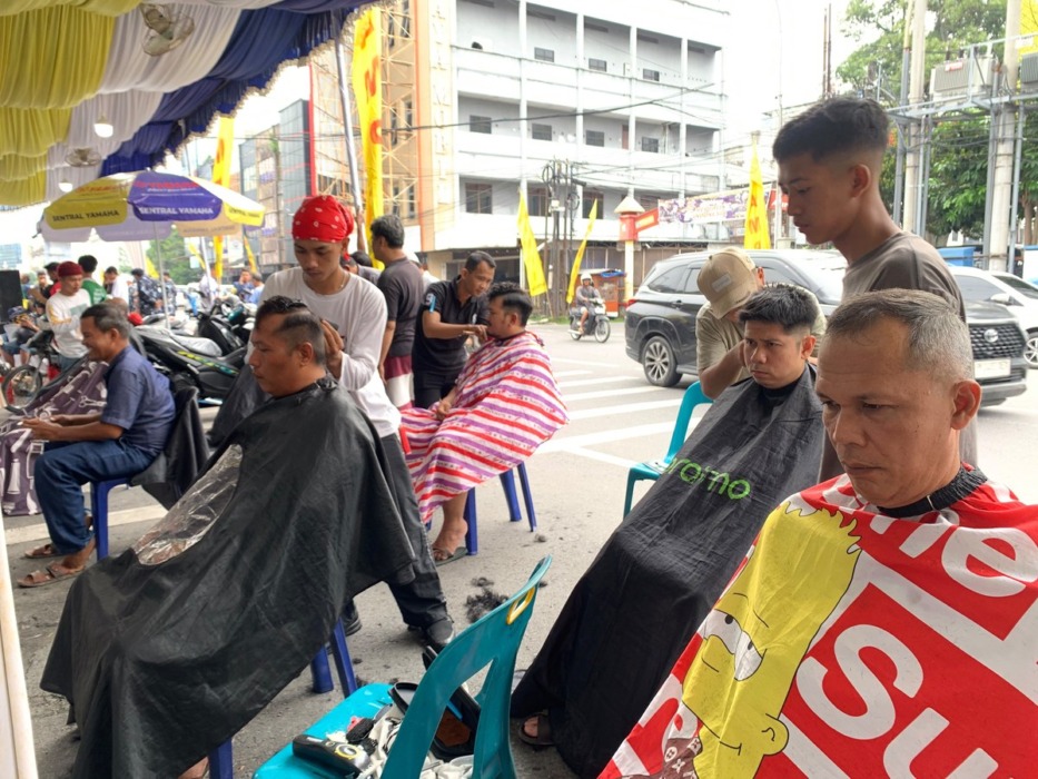 DPD AMPI Provinsi Sumut melaksanakan pangkas rambut gratis, Rabu (28/10/2026).(Dok : DPD Ampi Sumut).