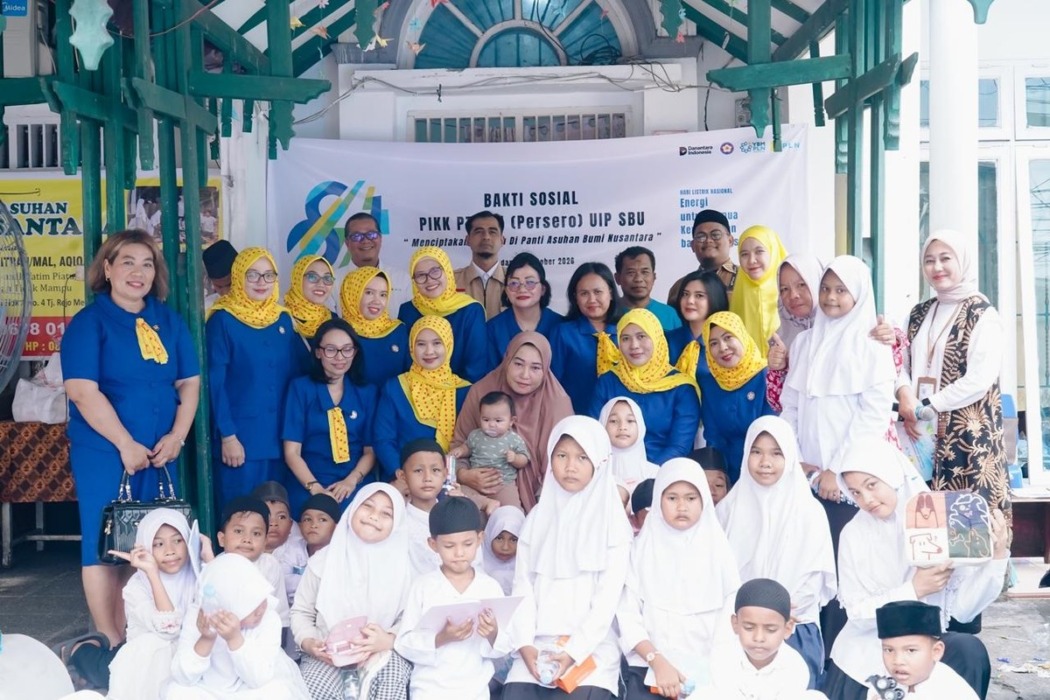 PIKK dan YBM PLN UIP SBU, foto bersama dengan anak-anak Panti Asuhan Bumi Nusantara, Kecamatan Tanjung Rejo Medan, Senin (26/10).
