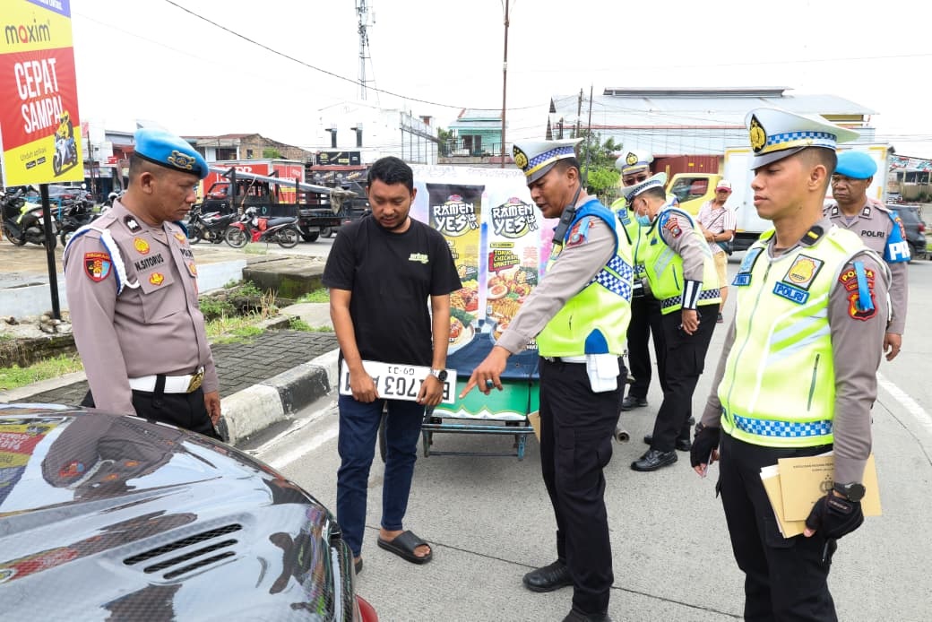Personel polisi saat menindak pengendara yang melanggar peraturan lalu lintas di kawasan Kota Medan. Istimewa/Sumut Pos.