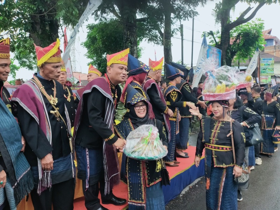 Wakil Bupati Dairi, Wahyu Daniel Sagala bersama Ketua DPRD, Sabam Sibarani saat menerima kedatangan kontingen yang bawa luah dalam Pesta Budaya Njuah-Njuah di gedung nasional Djauli Manik, Kamis (29/10).RUDY SITANGGANG/SUMUT POS.