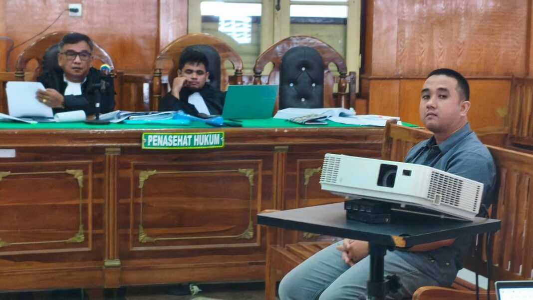 Yaqub Abdhal Mu’arif terdakwa kasus penyuapan Bupati Langkat nonaktif, menjalani sidang pemeriksaan terdakwa di Pengadilan Tipikor Medan, Kamis (29/10). GUSMAN/SUMUT POS ).