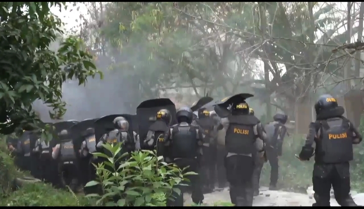 Pembacaan eksekusi lahan di Jalan Serba Guna, Desa Helvetia, Kecamatan Labuhan Deli, Kamis (29/10/2026).(Dok : Humas Polres Pelabuhan Belawan).
