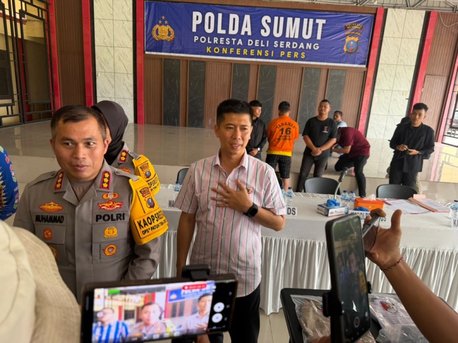 Kapolresta Deliserdang Kombes Pol Muhammad SH SiK MSi didampingi Kasatreskrim Polresta Deliserdang Kompol Muhammad Isral SiK MH menjelaskan kronologi singkat terkait kasus dugaan pencabulan terhadap 8 orang siswa SD dalam konferensi pers di Aula Mapolresta Deliserdang, Kamis (29/10).