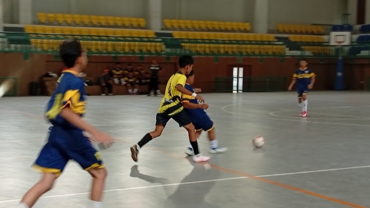 Pertandingan sengit tersaji pada babak penyisihan Turnamen Futsal SMP Piala Wali Kota Medan 2026. (ist).