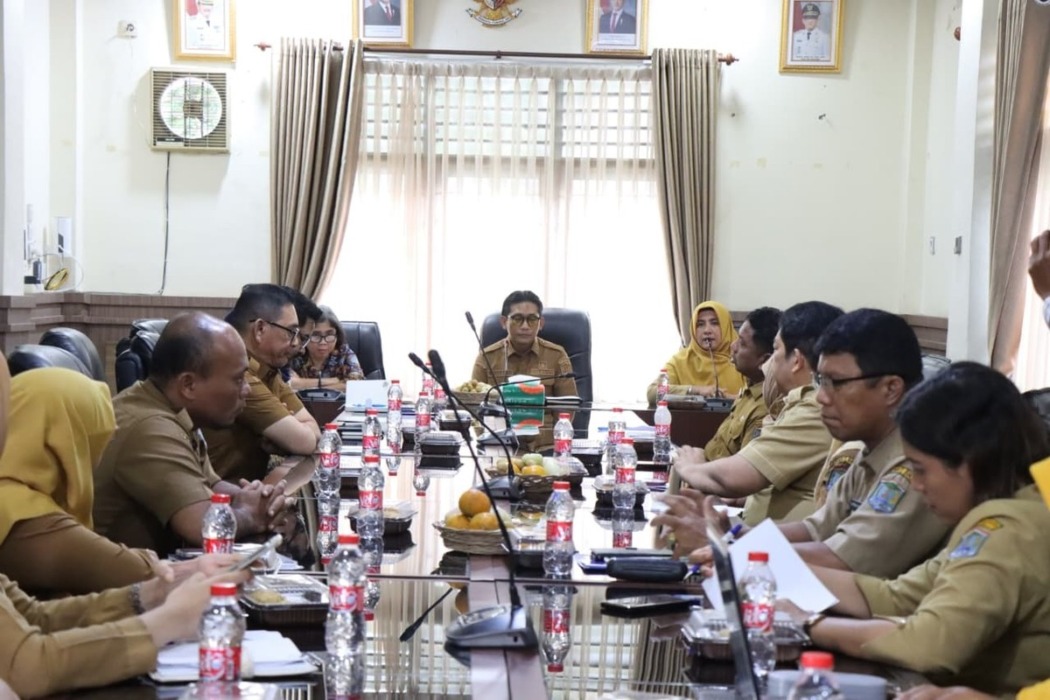 Wawako Binjai Hasanul Jihadi (tengah) saat memimpin rapat bersama BPK terkait pengelolaan dana bantuan operasional satuan pendidikan.(Diskominfo Binjai/Sumut Pos).