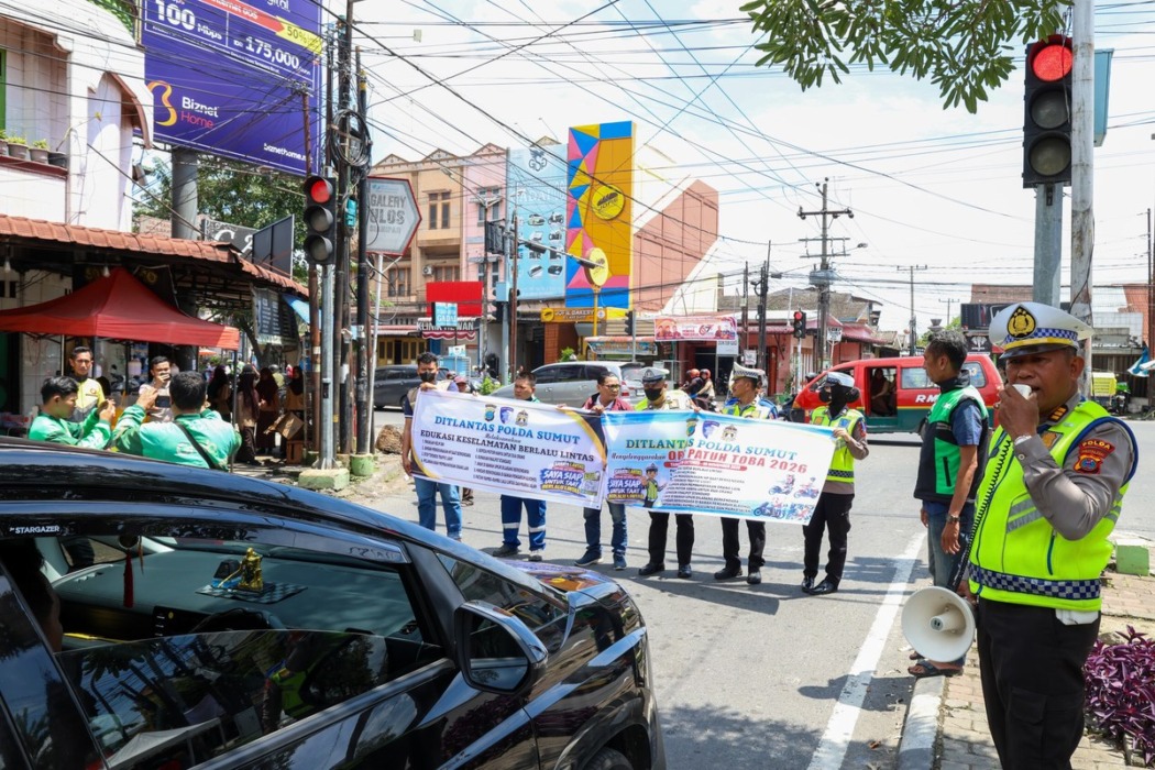 Personel Polda Sumut saat mengedukasi keselamatan berlalulintas melalui kegiatan Binluh kepada masyarakat. (DOK: Polda Sumut).