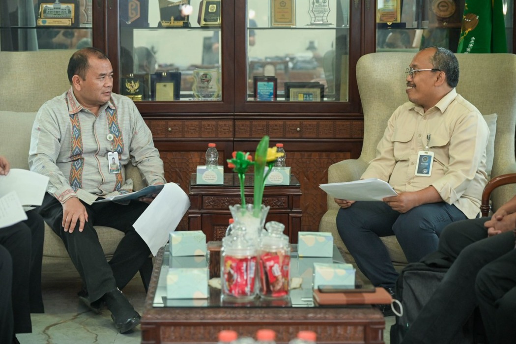 Pj.Sekdaprov Sumut Timur Tumanggor menerima audiensi Kepala Kantor Pemenuhan Pelayanan Gizi (KPPG) Medan di Ruang Kerja Sekdaprov Sumut, Kamis (29/10/2026). (Dok : Dinas Komunikasi dan Informatika Provinsi Sumut).