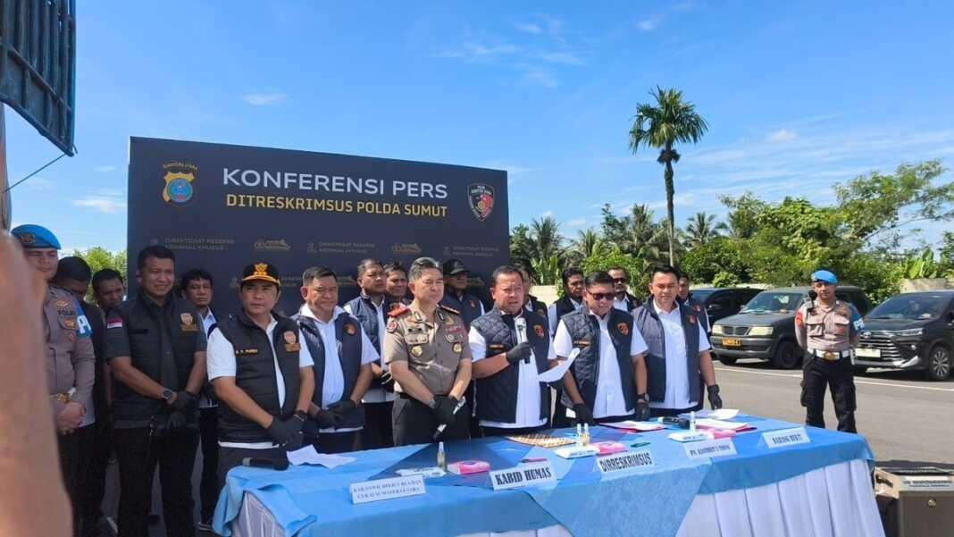Ditreskrimsus Polda Sumut saat menggagalkan pengiriman 144 ballpress ilegal senilai Rp432 juta di Tol Sergai, Senin (26/10). Istimewa/Sumut Pos.