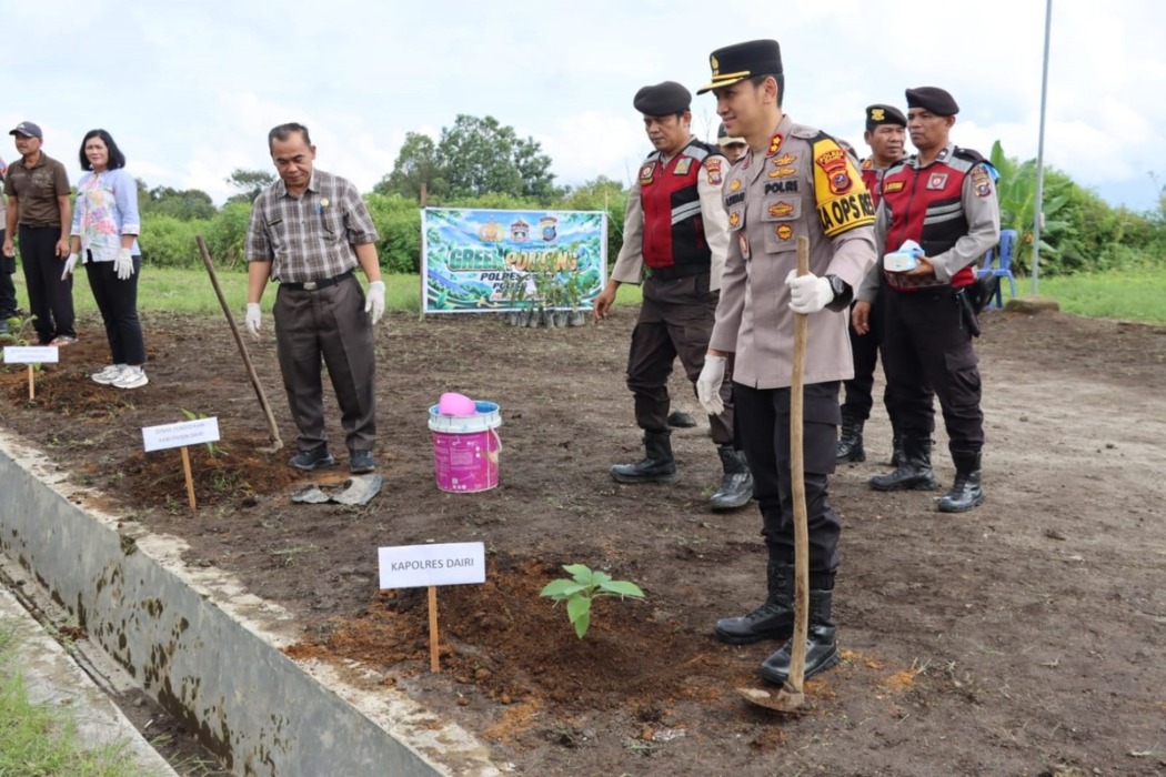 Kapolres AKBP Otniel Siahaan, Kadis Pendidikan Jaspin Sihombing dan lainya tanam pohon dikompleks PAUD di Desa Bintang, Kecamatan Sidikalang, Jumat (30/10).RUDY SITANGGANG/SUMUT POS.