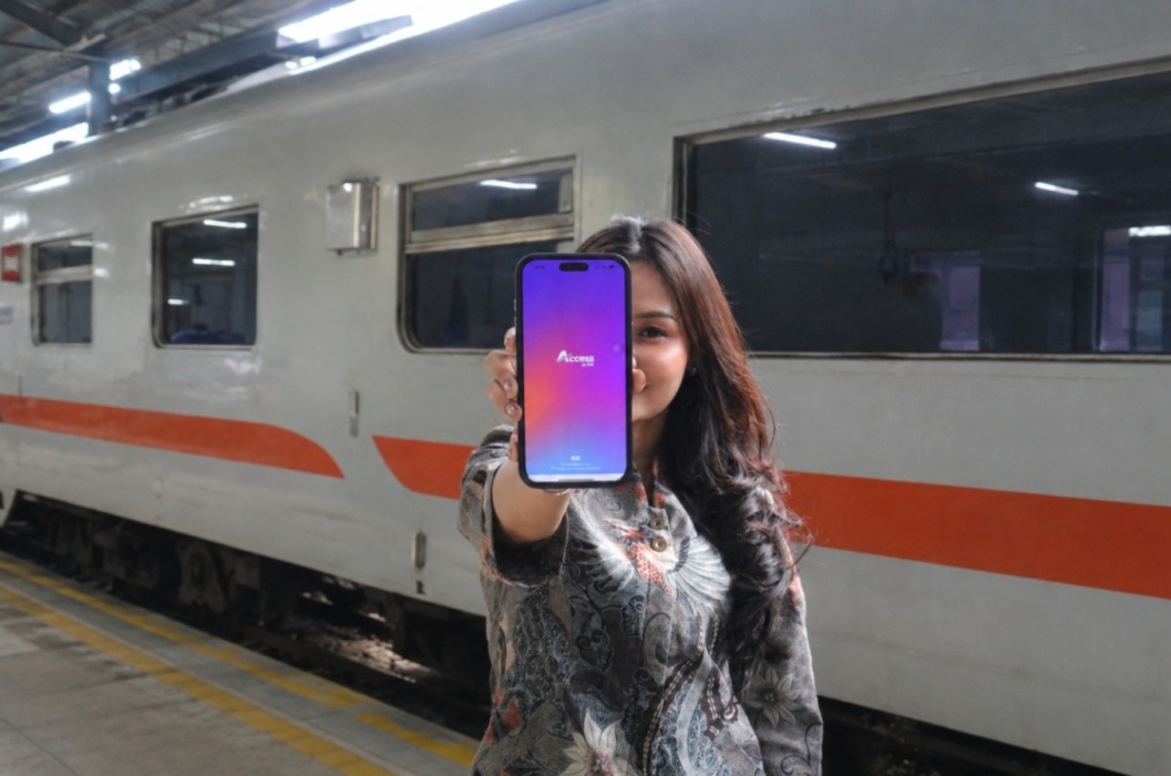TUNJUKAN: Seorang wanita menunjunkan aplikasi pesenan tiket melalui aplikasi Access by KAI. (Dok : PT. KAI Divre I Sumut)