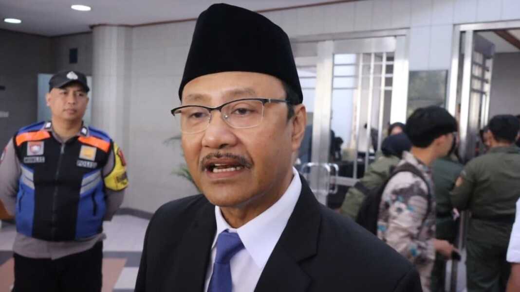 Menteri Sosial Saifullah Yusuf atau Gus Ipul saat diwawancarai seusai menghadiri wisuda Politeknik Kesejahteraan Sosial (Poltekesos) Bandung di Sabuga ITB, Kota Bandung, Senin (28/9/2026).