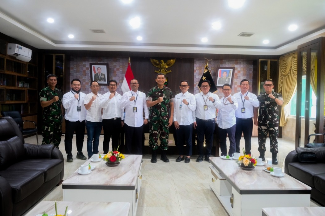 BERSAMA: Executive General Manager Pertamina Patra Niaga Regional Sumbagut, Fanda Chrismianto dan jajaran manajemen bersama Panglima Kodam I/Bukit Barisan Mayjen TNI Hendy Antariksa beserta jajaran, Senin (28/9).