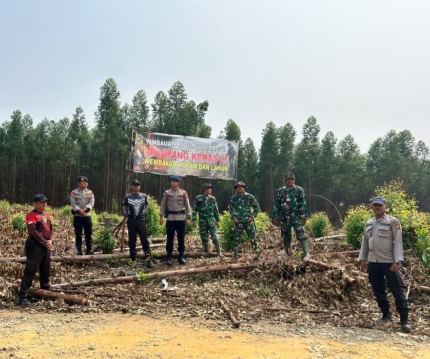 Personel Satbrimob Polda Sumut saat patroli pencegahan Karhutla, di Palas. Istimewa/Sumut Pos.