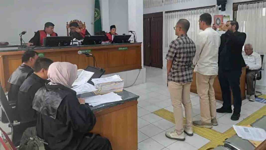 Dua saksi diambil sumpah pada sidang perkara penggelapan yang merugikan Riau Pos Rp56 miliar, di PN Pekanbaru, Rabu (30/9/2026). (Hendrawan Kariman/Riau Pos).