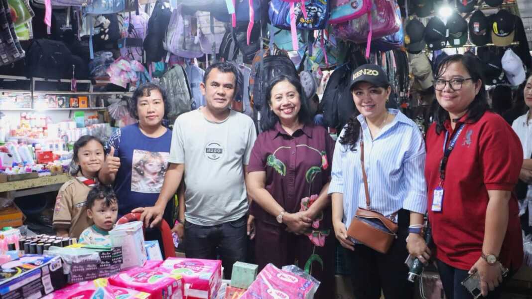 BERB ELANJA: Ketua TP PKK Dairi Rita Puspita Situmorang (tiga dari kanan) didampingi Kepala Dinas Komunikasi dan Informatika Desi Chrismiaty Sianturi (dua dari kanan) saat berbelanja di Pusat Pasar Sidikalang, Sabtu (3/10).RUDY SITANGGANG/SUMUT POS.