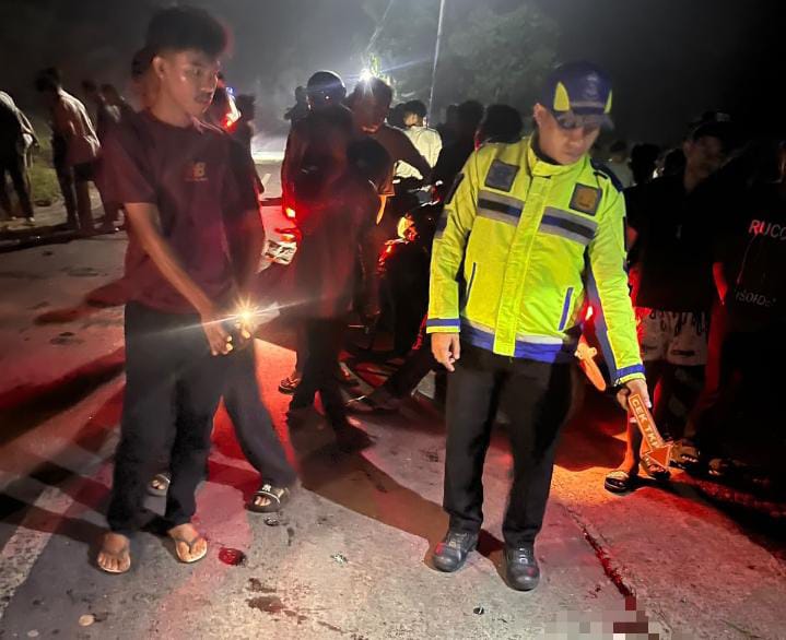 Petugas Satuan Lantas Polres Sergai melakukan olah TKP kecelakaan maut dua sepeda motor di Jalan Umum Dusun II Desa Seiparit, Kecamatan Sei Rampah, Sabtu (3/10 ). (Fad).