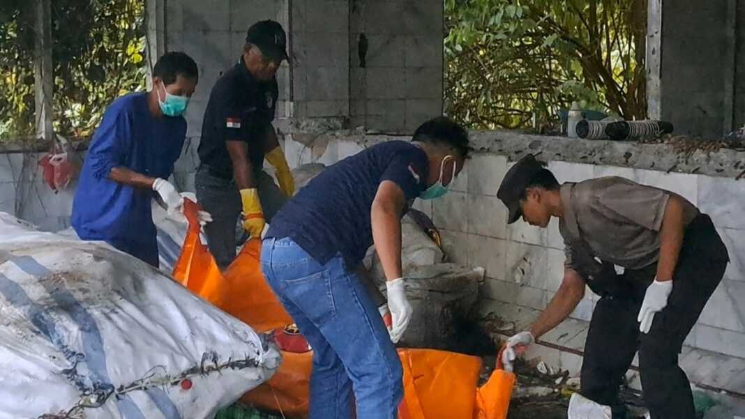 Tim Inafis Polres Tebingtinggi saat mengevakuasi jasad pria yang ditemukan di dalam bangunan kosong di Jalan Gatot Subroto, Kelurahan Lubuk Baru, Sabtu (3/10).Azan purba/ sumutpos.