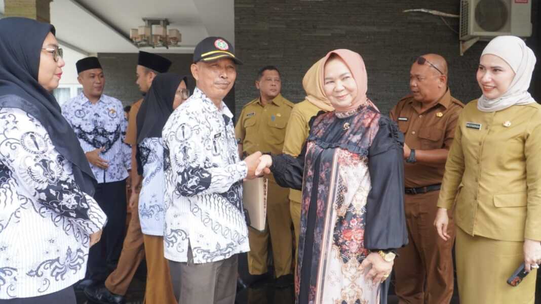 Plt Bupati Langkat, Tiorita br Surbakti saat menerima audiensi PGRI di Desa Raja Tengah, Kecamatan Kuala.