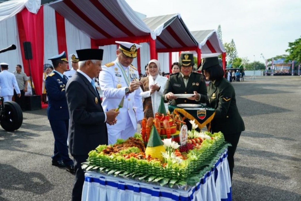 Personel TNI saat upacara memperingati HUT TNI ke-81, di Dermaga Makodaeral I, Belawan Sumut. Istimewa/Sumut Pos.