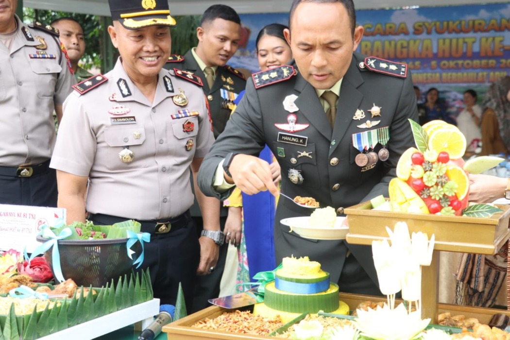 Jajaran Polres Labuhanbatu menyambangi Makodim 0209/LB dan menyerahkan nasi tumpeng dan kue sebagai ucapan selamat HUT ke-81 TNI. (fajar).