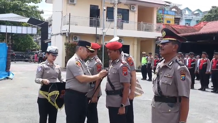 Kapolres Tebingtinggi AKBP Hotmartua Ambarita menyematkan tanda jabatan kepada pejabat yang mengikuti Sertijab Kasat Resnarkoba dan Kasat Samapta serta pelantikan Kasi Hukum Polres Tebingtinggi, Senin (5/10).Azan Purba/sumutpos.