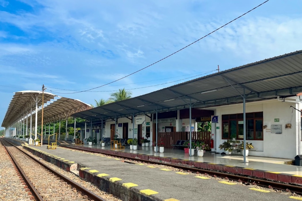 STASIUN BANDAR TINGGI: Stasiun Bandar Tinggi di Kecamatan Bandar Masilam, Kabupaten Simalungun, Sumatera Utara, memegang peran penting dalam sejarah dan masa depan sistem perkeretaapian daerah.(Dok : PT. KAI Divre I Sumut)