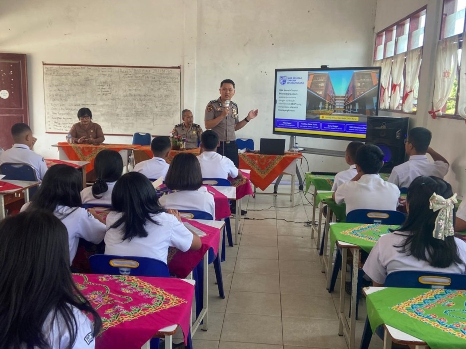 Personel Bagian SDM Kepolisian Resor Dairi, saat sosialisasi SPMB SMA Kemala Taruna Bhayangkara di SMP negeri Sidikalang, Senin (5/10).RUDY SITANGGANG/SUMUT POS.