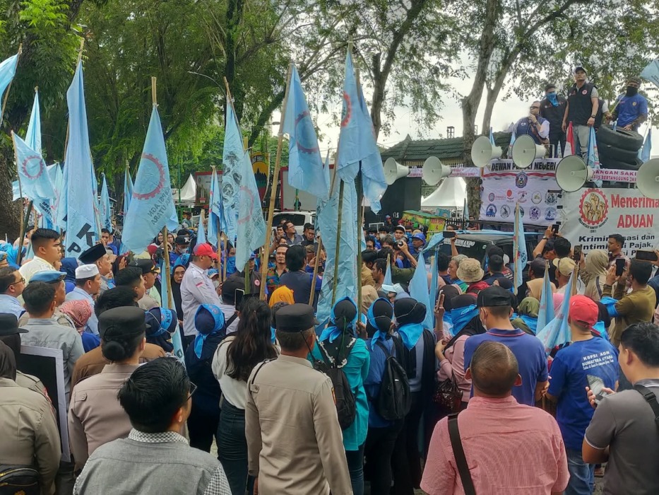 Puluhan buruh yang tergabung dalam Konfederasi Serikat Pekerja Seluruh Indonesia (KSPSI) AGN Sumatera Utara menggelar aksi unjuk rasa di depan Gedung DPRD Sumut, Selasa (6/10).